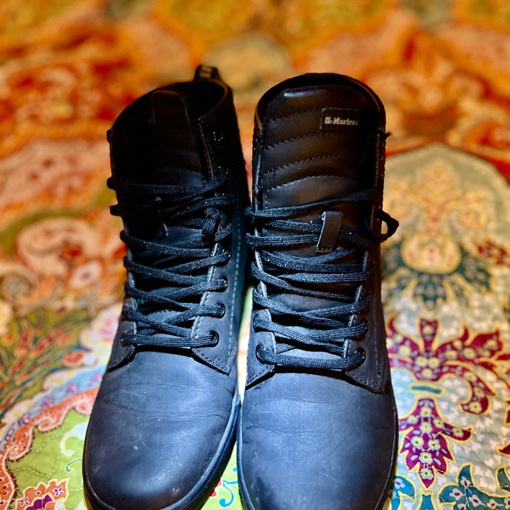 Dr. Martens Black Boots with Sleek Design and Urban Style